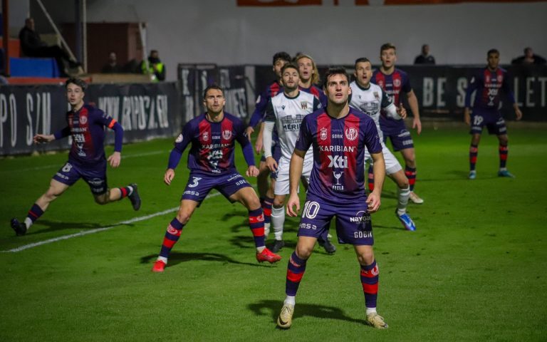 Instante del partido entre el Yeclano Deportivo y el Mérida en La Constitución