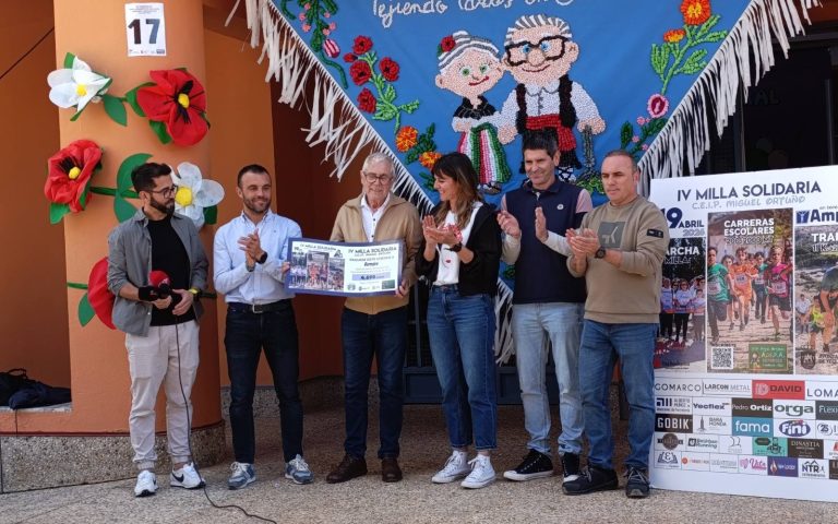 El colegio Miguel Ortuño entrega 4.698 euros a AMPY