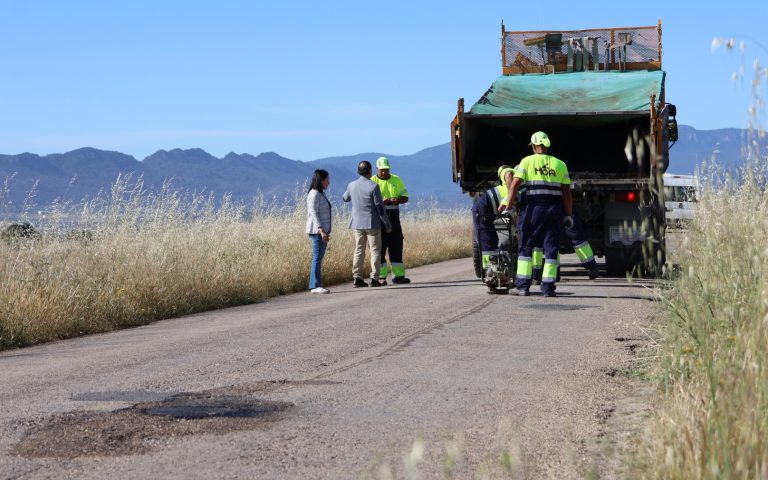 Nuevos trabajos de asfaltado mejorarán accesos rurales del término municipal